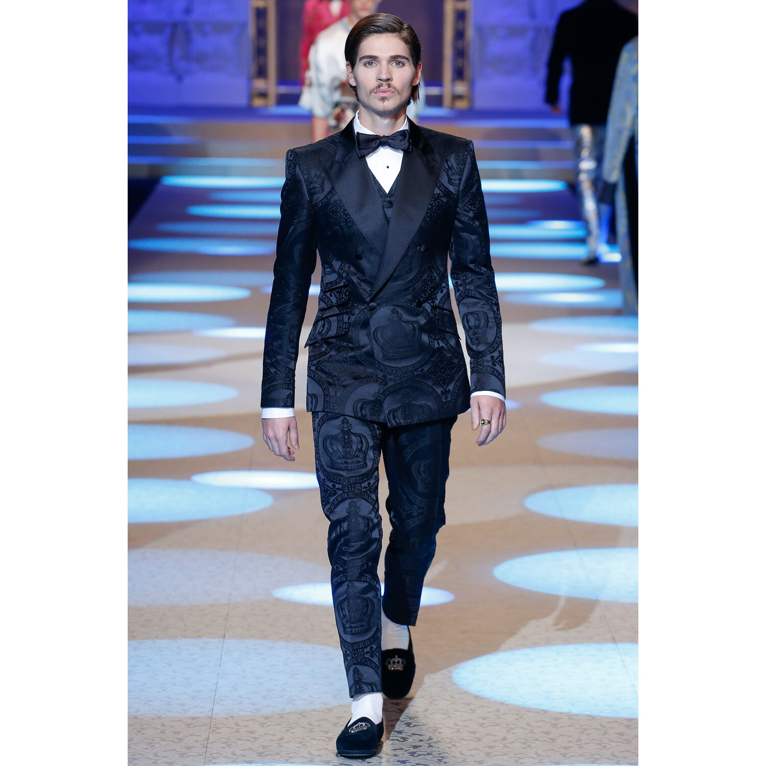 Фото Dolce & Gabbana FALL 2018 MENSWEAR Milan MFW коллекция Дорльче Габбана осень 2018 мужская неделя моды в Милане Mainstyles